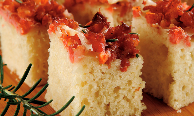 Focaccia com linguiça e ervas Focaccia com linguiça e ervas