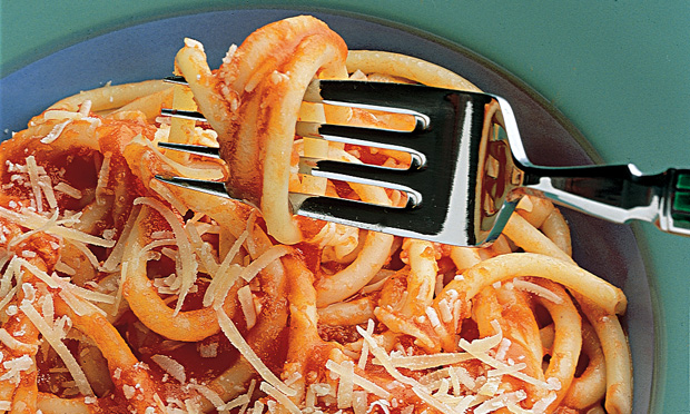 Furadinho ao sugo com bacon Furadinho ao sugo com bacon