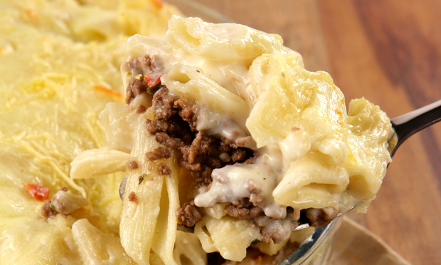 Macarrão gratinado com carne moída Macarrão gratinado com carne moída