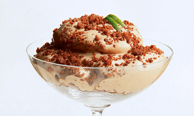 Merengue de café com farofa doce Merengue de café com farofa doce