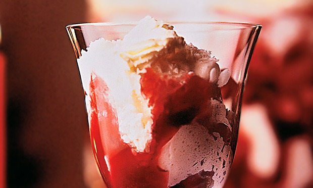 Merengue com calda de jabuticaba Merengue com calda de jabuticaba