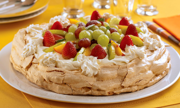 Merengue com creme especial e frutas Merengue com creme especial e frutas