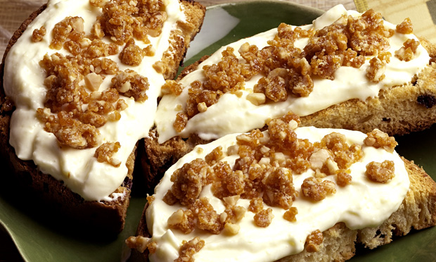 Panetone torrado com cream cheese e pralinê de amendoim Panetone torrado com cream cheese e pralinê de amendoim