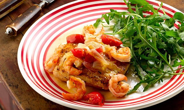 Peixe grelhado com molho de camarão Peixe grelhado com molho de camarão