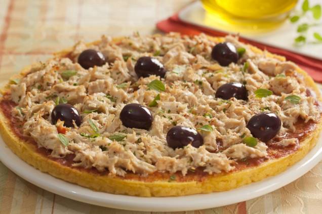Pizza de polenta com cobertura de frango Pizza de polenta com cobertura de frango