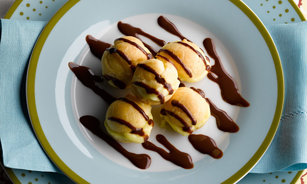 Profiterole de baunilha com calda de chocolate Profiterole de baunilha com calda de chocolate