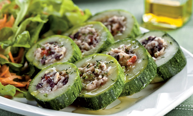 Salada de abobrinha recheada de frango Salada de abobrinha recheada de frango
