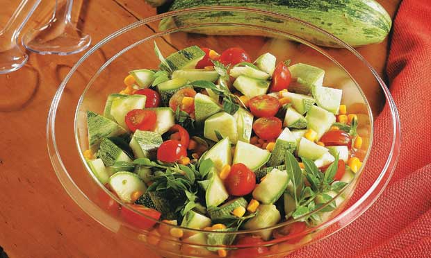 Salada de abobrinha e tomate-cereja Salada de abobrinha e tomate-cereja