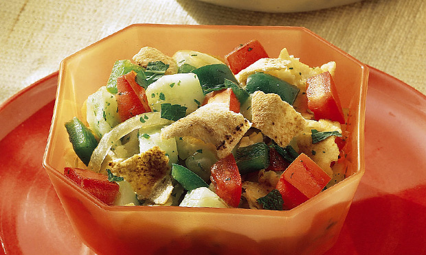 Salada de alface com pepino e pão sírio Salada de alface com pepino e pão sírio