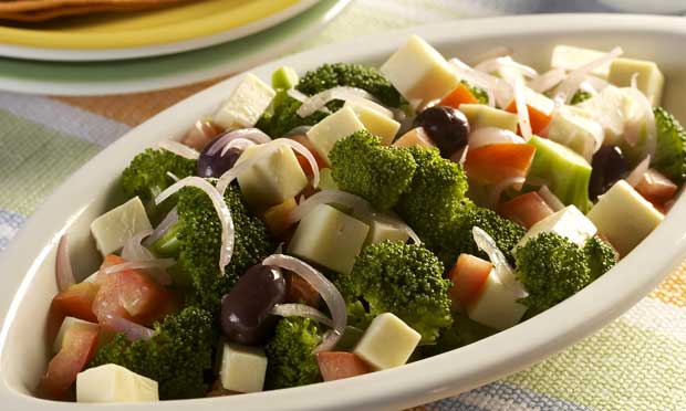 Salada de brócolis com queijo Salada de brócolis com queijo