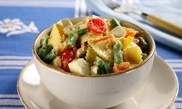 Salada colorida de macarrão Salada colorida de macarrão