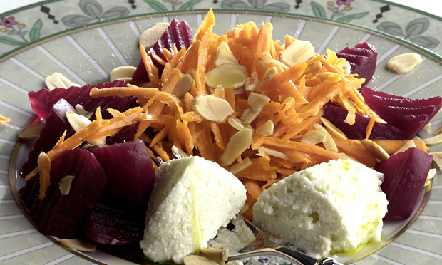 Salada de beterraba e cenoura com quenelles de ricota Salada de beterraba e cenoura com quenelles de ricota