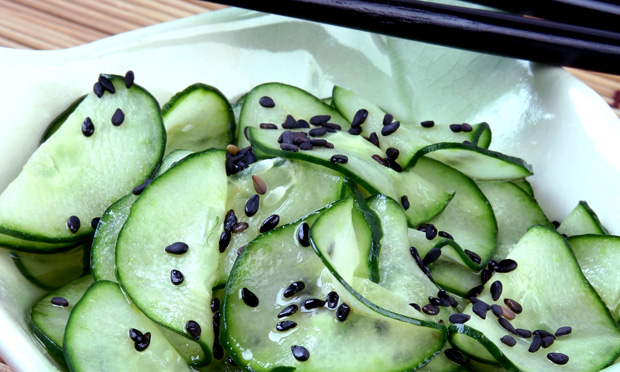 Salada de pepino com gergelim preto Salada de pepino com gergelim preto