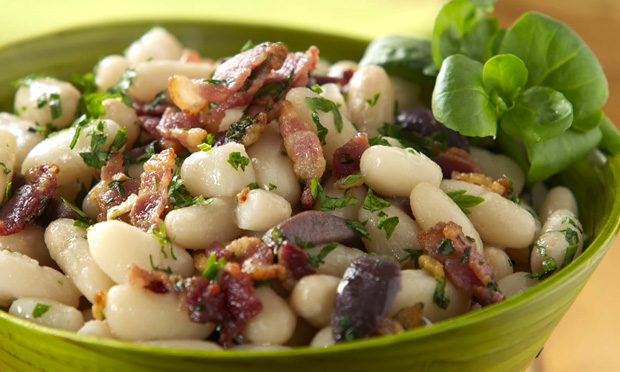 Salada de feijão branco e bacon