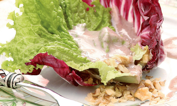 Salada com molho de nozes Salada com molho de nozes