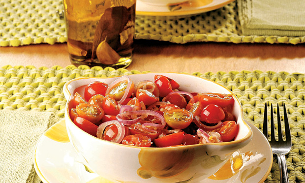 Salada de tomate-cereja à provençal Salada de tomate-cereja à provençal