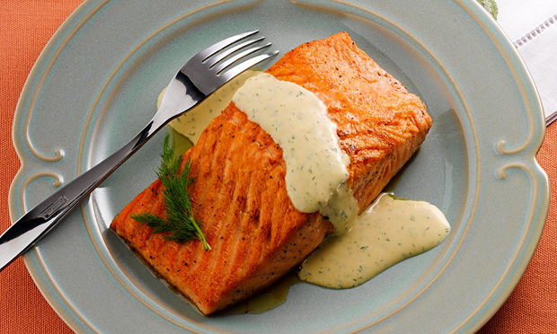 Salmão grelhado ao molho cremoso Salmão grelhado ao molho cremoso