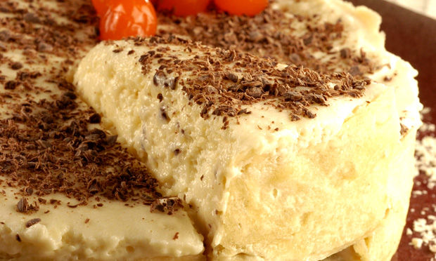 Torta de chocolate branco com maracujá