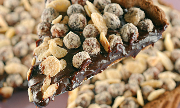 Torta de ganache de Nutella® com avelãs e amêndoas carameladas Torta de ganache de Nutella® com avelãs e amêndoas carameladas