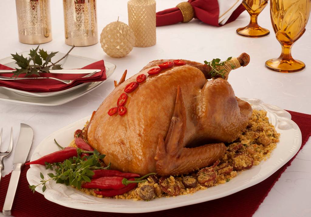 Peru com molho picante e farofa