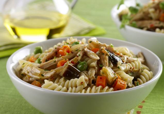 Salada de frango defumado com macarrão Salada de frango defumado com macarrão