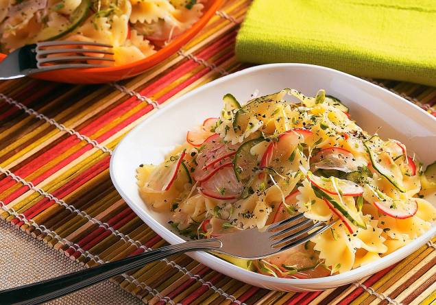 Salada de macarrão com picles Salada de macarrão com picles