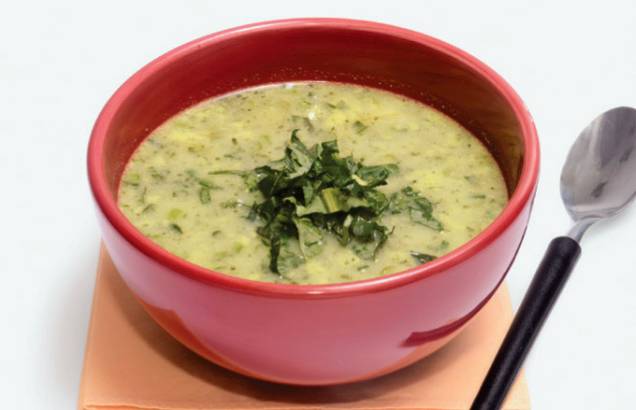 Sopa de cará com talos de brócolis Sopa de cará com talos de brócolis