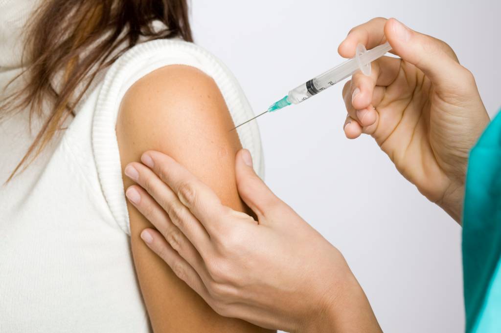 Vacina contra o HPV reduziu em dois terços o número de adolescentes infectadas pelo vírus, diz estudo