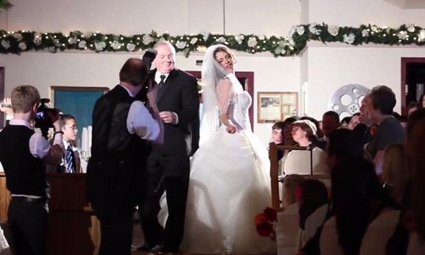 5 vídeos de cerimônias de casamentos com entradas divertidas