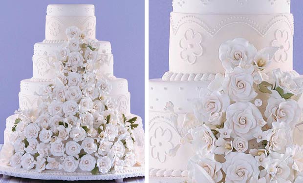 Bolo branco e arranjo de rosas Bolo branco e arranjo de rosas