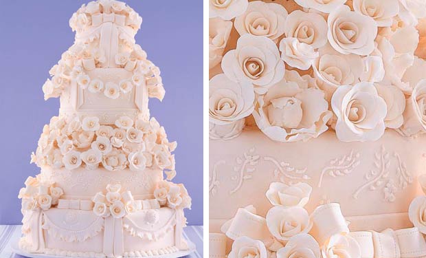 Bolo branco com laços, flores e renda Bolo branco com laços, flores e renda