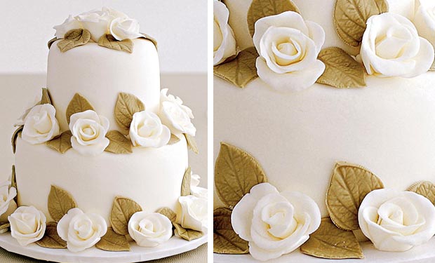 Bolo branco com rosas e folhas verdes