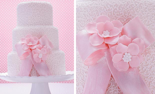 Bolo branco com detalhe de laço cor-de-rosa Bolo branco com detalhe de laço cor-de-rosa