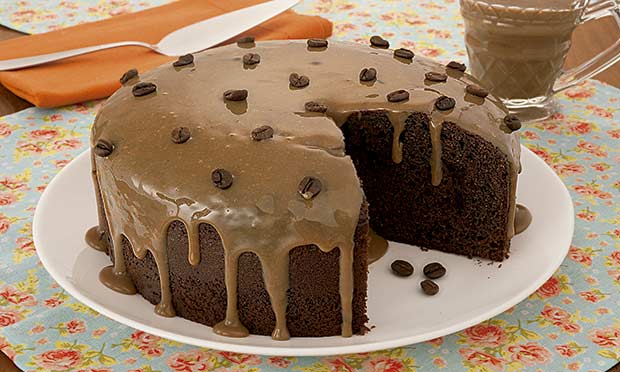 Bolo de chocolate com calda de café