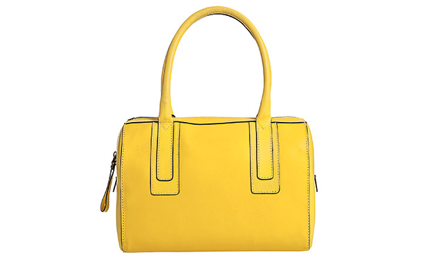 Bolsas, sapatos e sandálias que enriquecem a produção do dia a dia Bolsas, sapatos e sandálias que enriquecem a produção do dia a dia