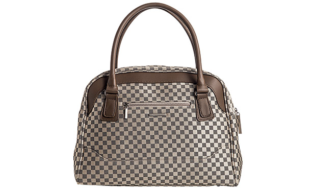Bolsas, sapatos e sandálias que enriquecem a produção do dia a dia Bolsas, sapatos e sandálias que enriquecem a produção do dia a dia