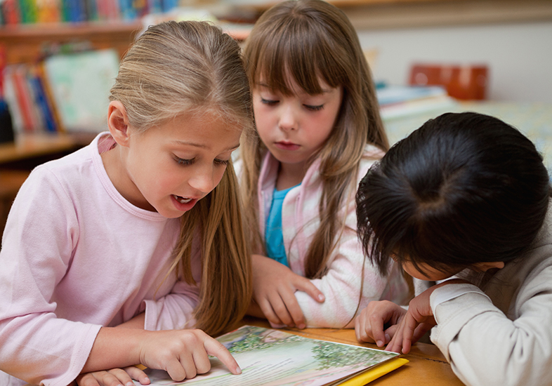 crianças lendo livro na escola crianças lendo livro na escola
