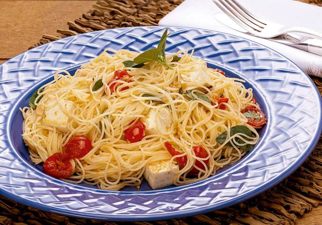 Macarrão com grão-de-bico e tomatinho Macarrão com grão-de-bico e tomatinho