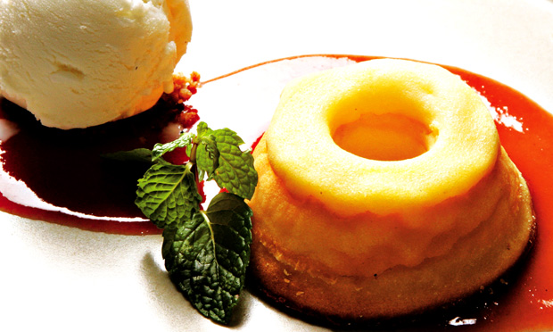 Bolo de fubá com calda quente de goiabada Bolo de fubá com calda quente de goiabada