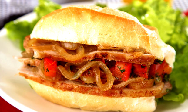 Sanduíche de pernil: a melhor parte das festas! Sanduíche de pernil: a melhor parte das festas!