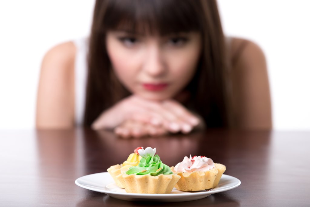 moça-sem-poder-comer-tortinhas-no-prato