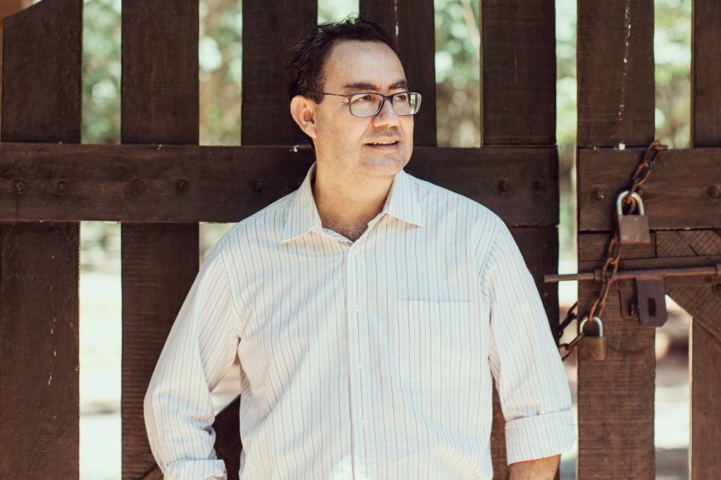 “Quem não aprende a rir dos erros se torna o próprio carrasco”