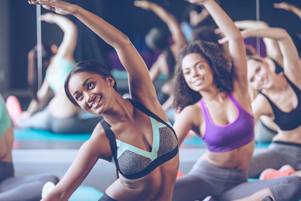 mulheres-se-alongando-na-academia mulheres-se-alongando-na-academia