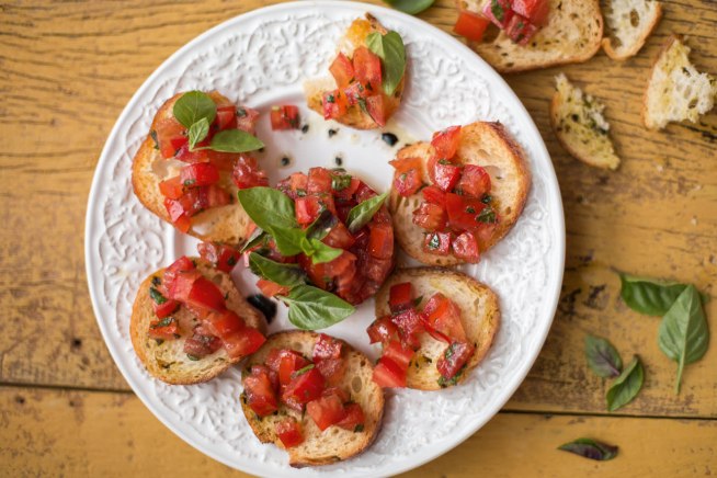 tartar-de-tomate-com-torradinhas tartar-de-tomate-com-torradinhas