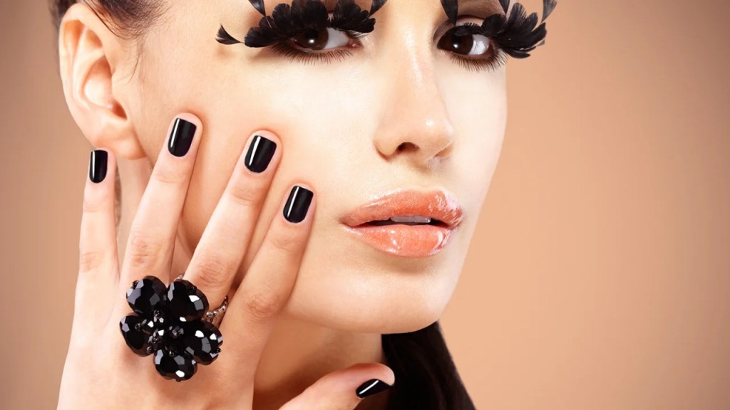 Sugestões para levar os cílios postiços muito a sério no Carnaval