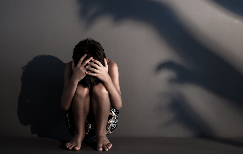 Mulher encontra fotos das filhas sendo estupradas no celular do marido