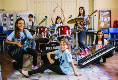 Projeto transforma meninas em roqueiras