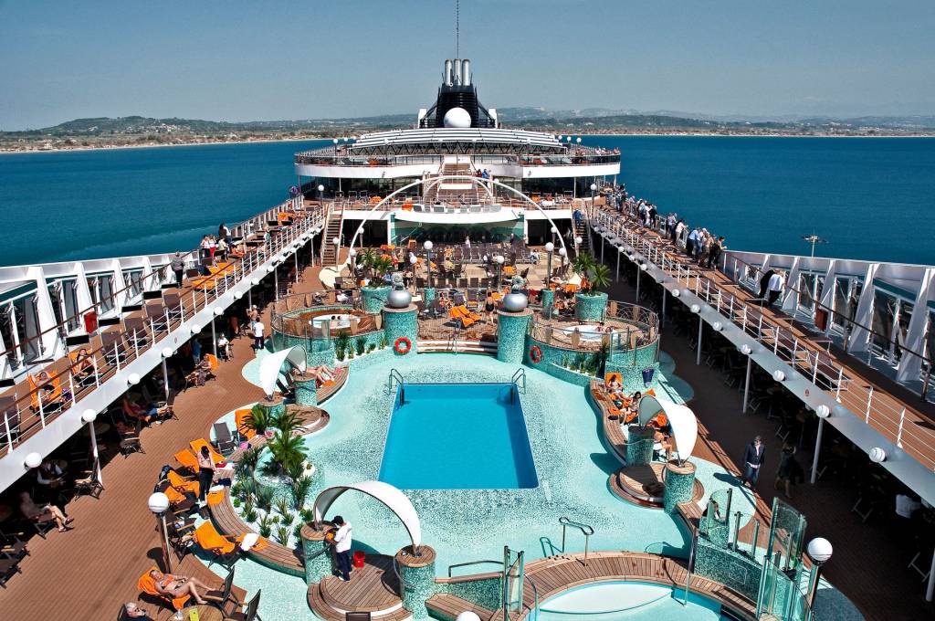 magnifica-main-pool-deck-1 magnifica-main-pool-deck-1