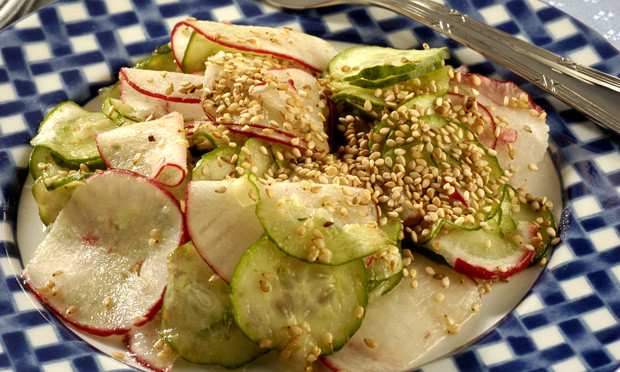 receita-salada-pepino-rabanete-gergelim receita-salada-pepino-rabanete-gergelim