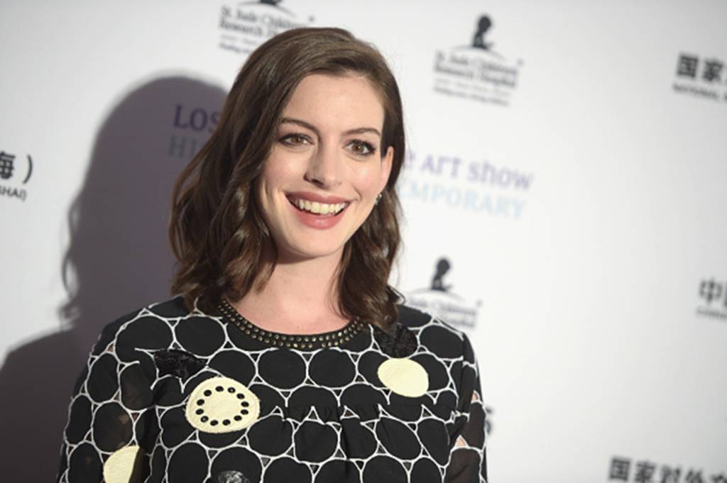 Rara aparição: Anne Hathaway divulga 1ª foto de seu primogênito